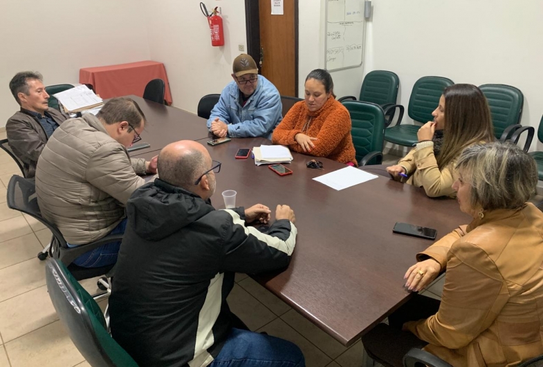 Integrantes da Comissão reunidos para análise dos processos de regularização