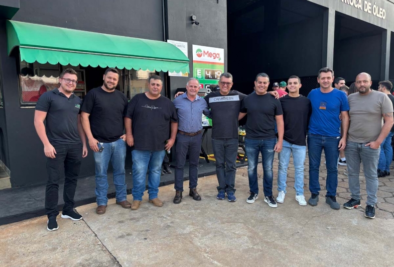 O prefeito e vice-prefeito de Taguaí Edinho Fundão e Rafael Corona estiveram prestigiando a inauguração do Posto Mega+ em Taguaí