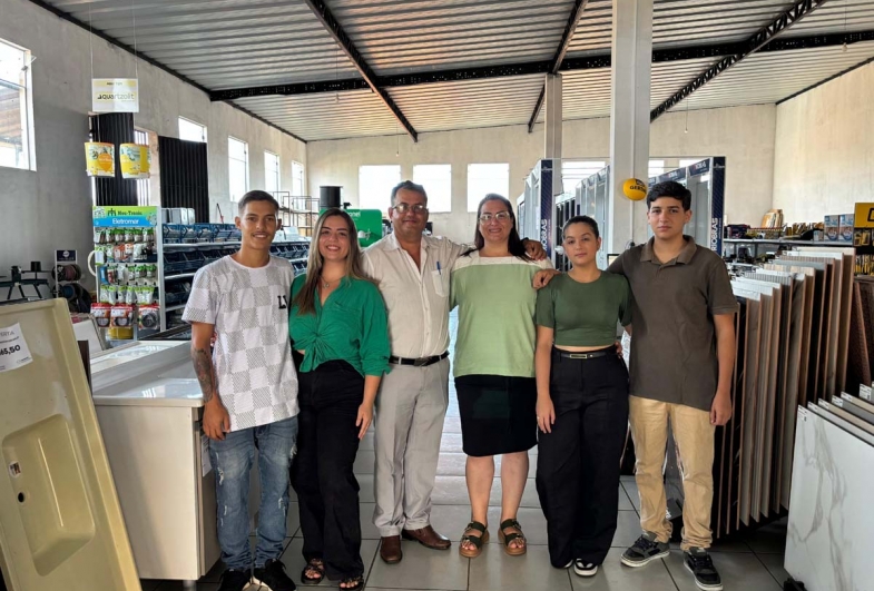 A equipe da Meneguel Materiais para Construção e Utilidades: Kaime, Thaynara, Israel, Daiane, Raissa e Moisés