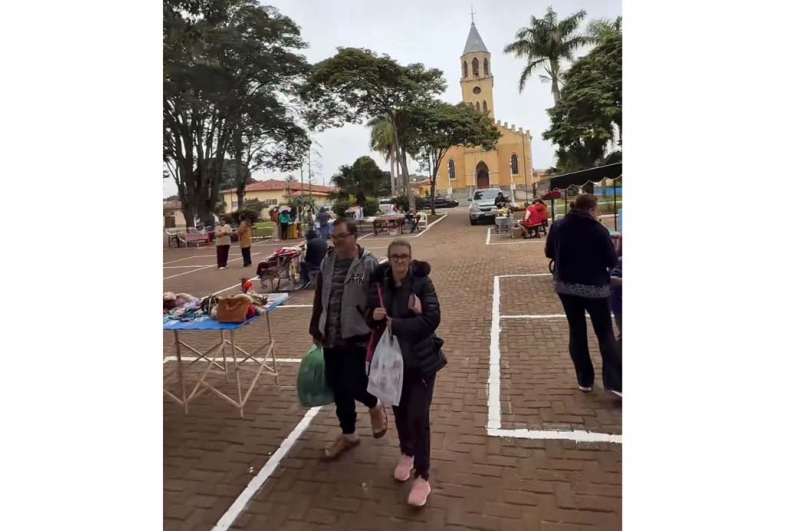 A feira ocorreu na praça Adolfo Ramos da Silva