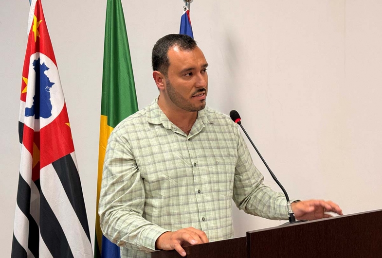 Professor Emerson recebe Moção de Aplauso na Câmara de Piraju por destaque na educação
