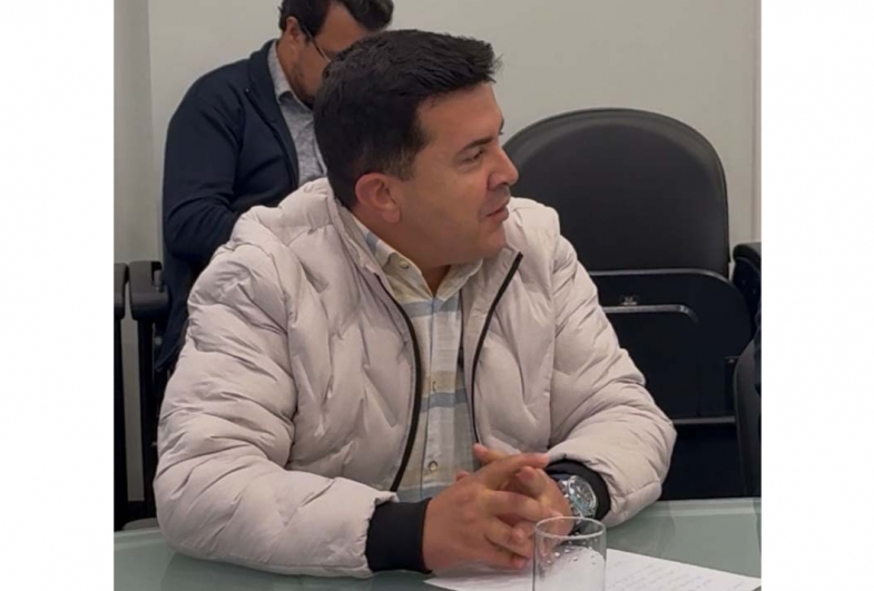 Prefeito pontuando as demandas para Timburi