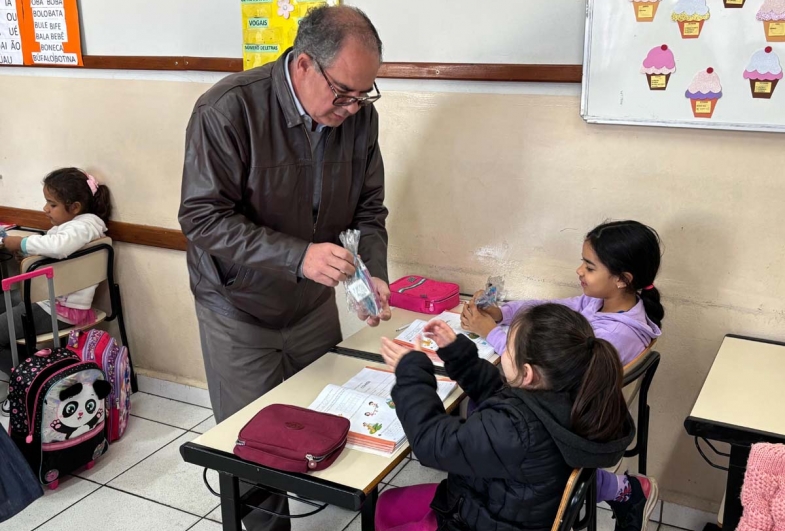 Fartura inicia entrega de kits de saúde bucal para alunos da rede municipal