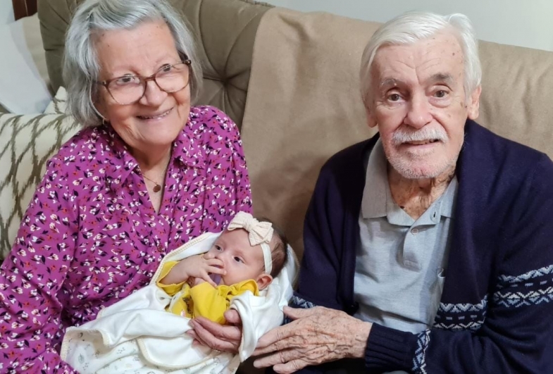 Maria Inez e professor Hézion com a bisneta Estela