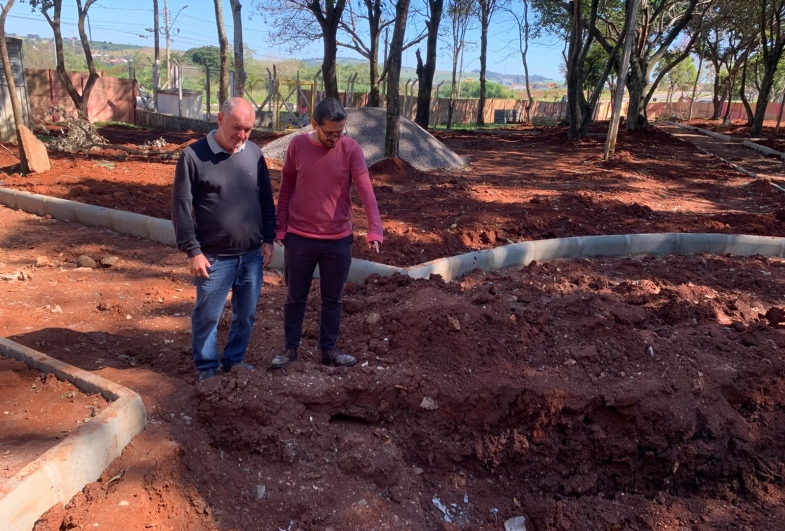Vereadores Toninho do Batista e Professor Henrique vistoriam  as obras da Praça da Bíblia