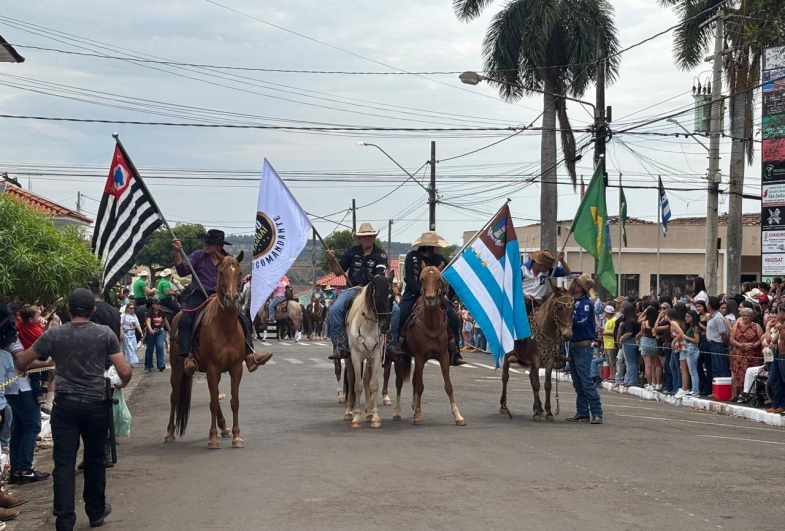 Cavalgada marca abertura da ExpoTaguaí 2025 