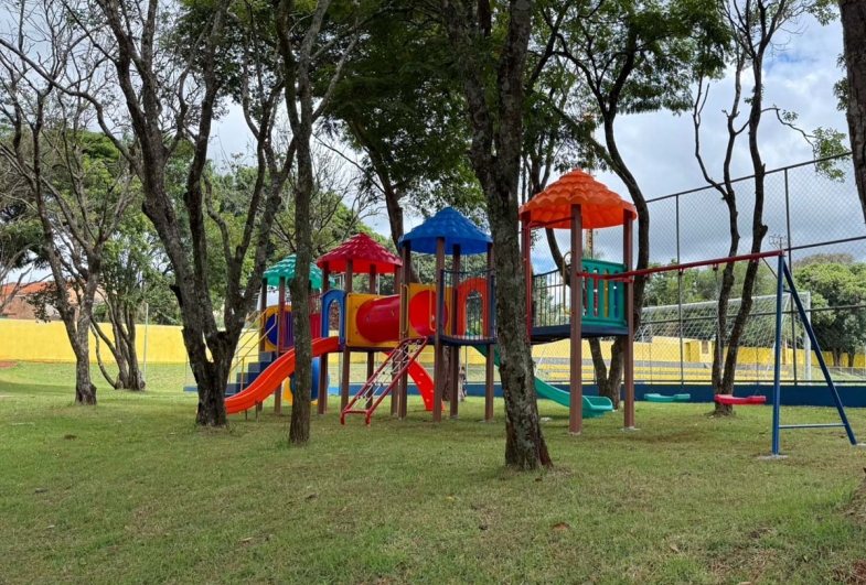 Prefeitura de Sarutaiá instala novo playground no Estádio Hamud Cassim e amplia espaço de lazer para as famílias
