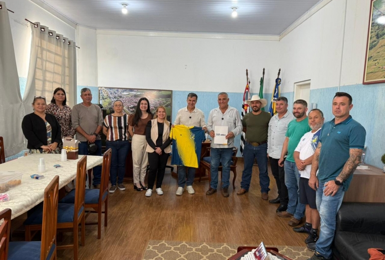 Prefeito João, vice Gango, Wilma, Mariela, presidente da Câmara Rodrigo Fuloni, vereador Diego, coordenadora Municipal de Educação Keli, coordenadora do Cras Marli, diretor de esportes Rogério Castro,