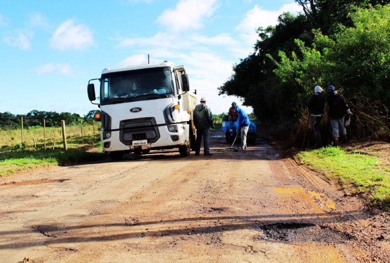 Tapa-buracos emergencial na AVR-030 avança e reforça segurança na região do Ponte Alta em Avaré
