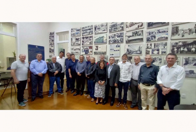 Diretoria, associados e autoridades presentes