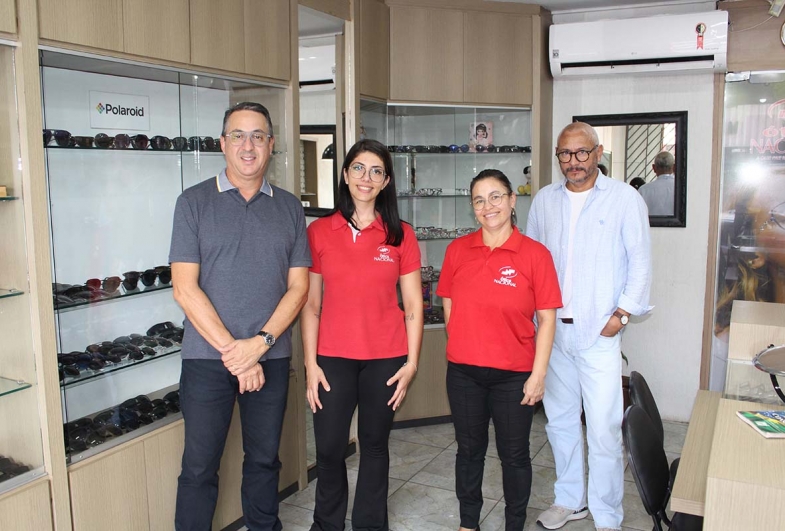 A equipe da Ótica Nacional Júnior, Bianca, Camila e Walter