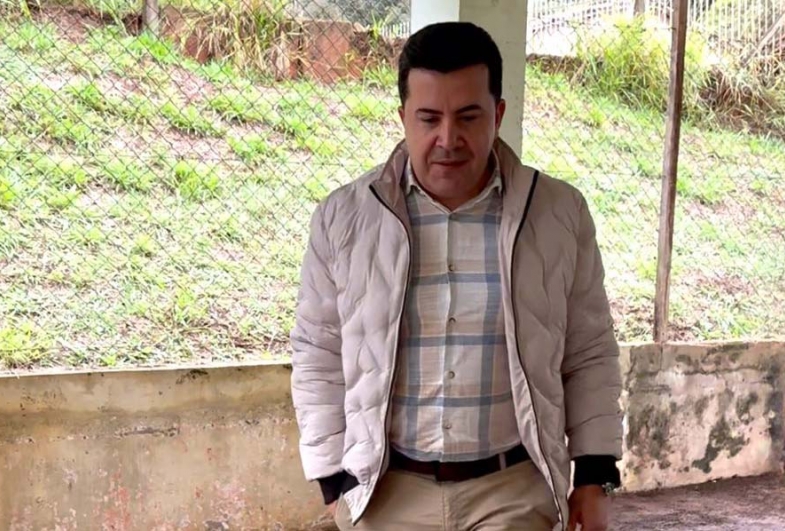 Amorim verificando as estruturas do prédio