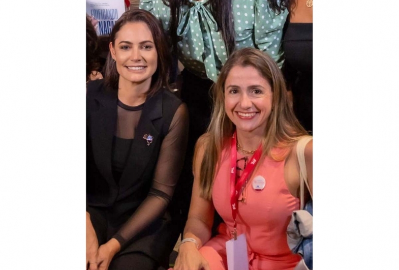 Michelle Bolsonaro, ao lado da vice-prefeita de Avaré Kika