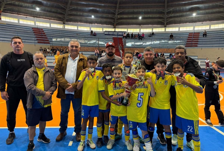 Prefeito João, Rogerinho, professor Adriano,  vereadores Rodrigo Fuloni, Pelé Cardoso  e Diego Alher junto aos vices campeões