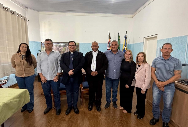 Bispo Dom Eduardo e padre Paulo visitam a prefeitura de Sarutaiá 