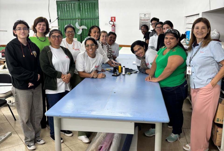 Alunos da capacitação em adaptação de moldes em malha