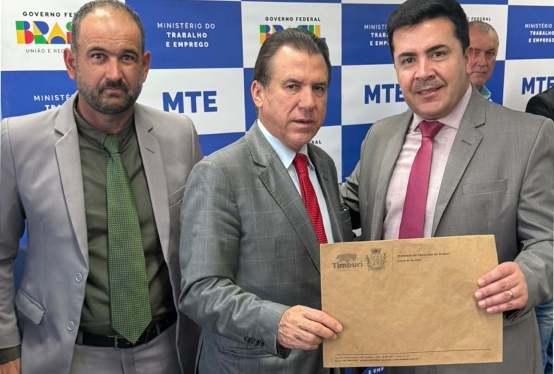Vice Luciano, ministro Luiz Marinho  e prefeito Cristiano Amorim