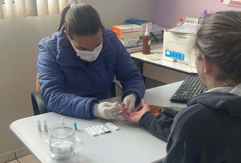 Realização de teste rápido de hepatites em unidade de saúde