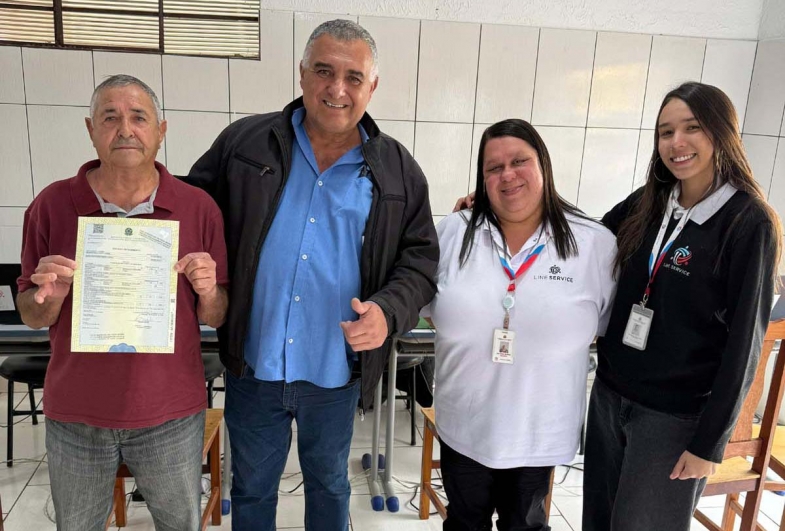 Munícipe que recebeu sua certidão através do projeto, prefeito João e colaboradoras do cidadania itinerante