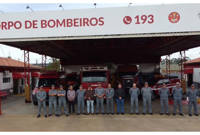 Bombeiros de Avaré, com comandantes, secretários Saito e Glauco e o prefeito Roberto Araujo