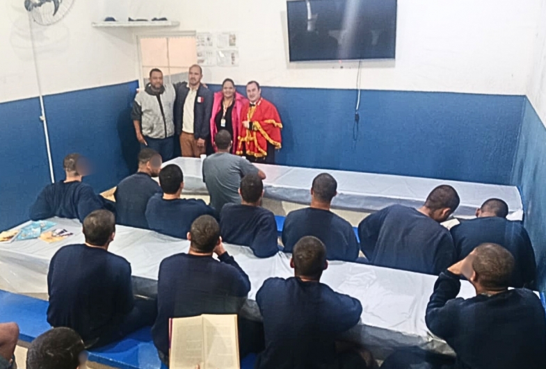 Jovens da Fundação CASA de Iaras recebem visita do escritor, poeta e Comendador, Luiz Henrique Becker