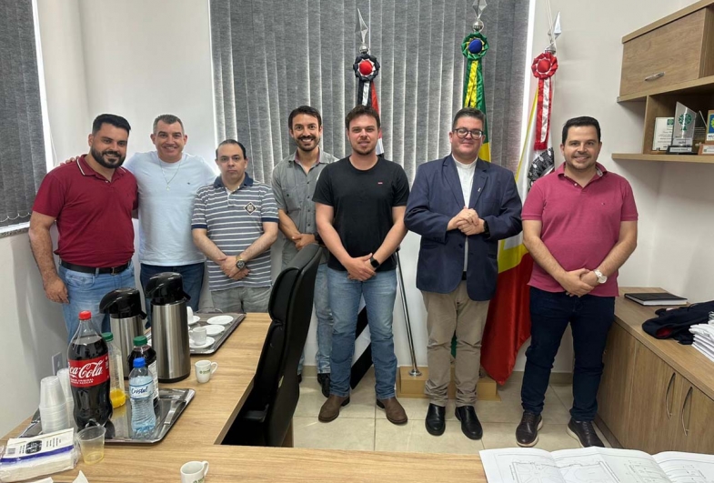 Kairo Dias, Valdir Loureiro, André Cruz, Hudson Trindade, vice-prefeito  Vinícius Tonon, padre Juliano Mendes e prefeito Diego do Nino