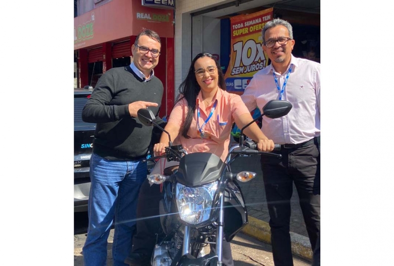 Sincomerciários Avaré entrega moto à vencedora do sorteio Comerciário Premiado