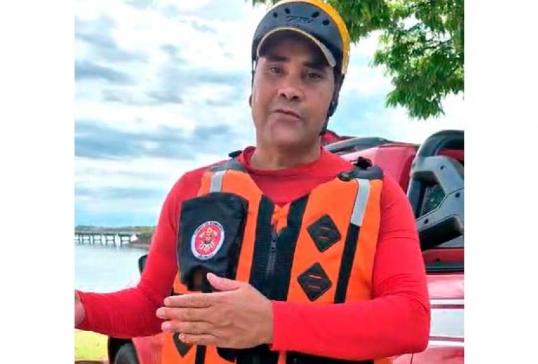 Tenente Lyrio, comandante do Corpo de Bombeiros, durante entrevista para a Prefeitura de Avaré