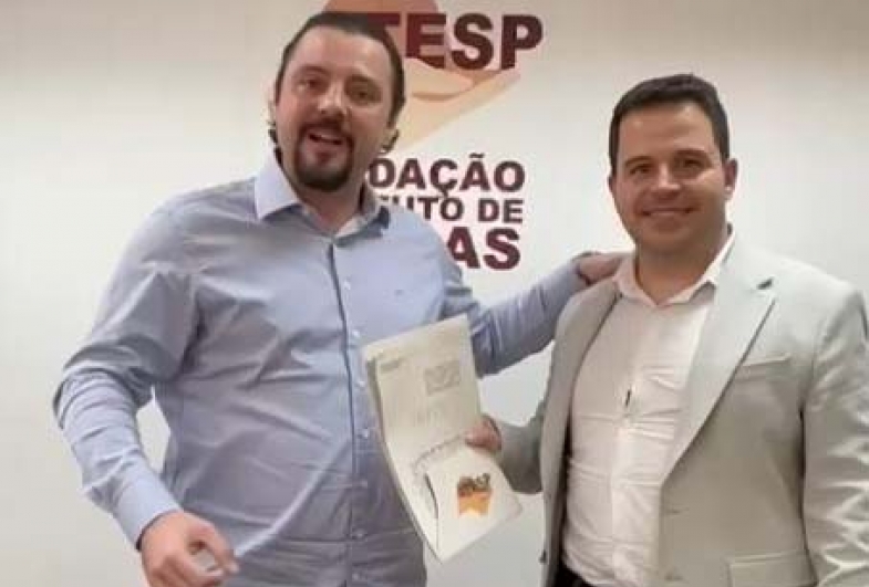 Cel Macedo orienta moradores sobre regularização de imóveis