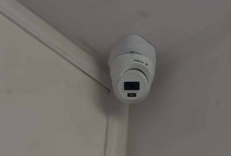 Câmeras com novas tecnologias foram instaladas em todas  as salas de aula e nas dependências da escola