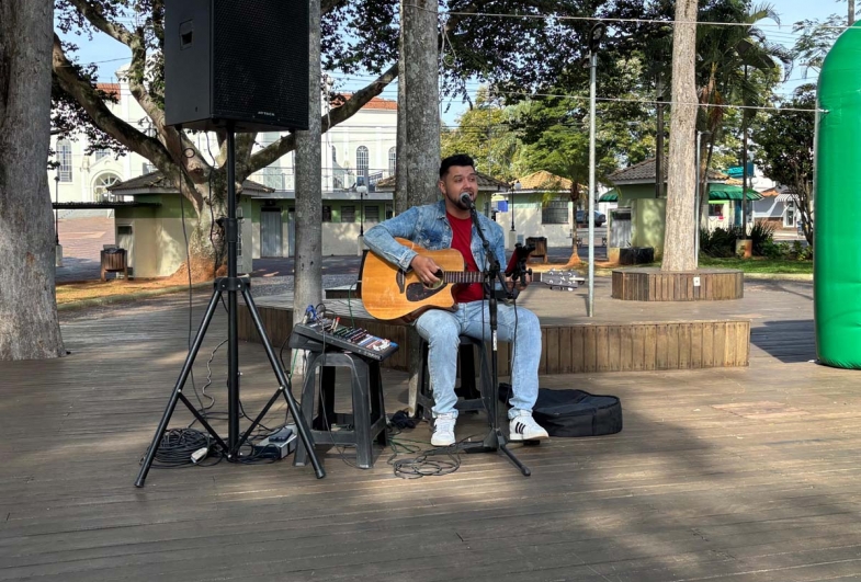 Cantor Bruno Henrique  trouxe leveza ao ambiente