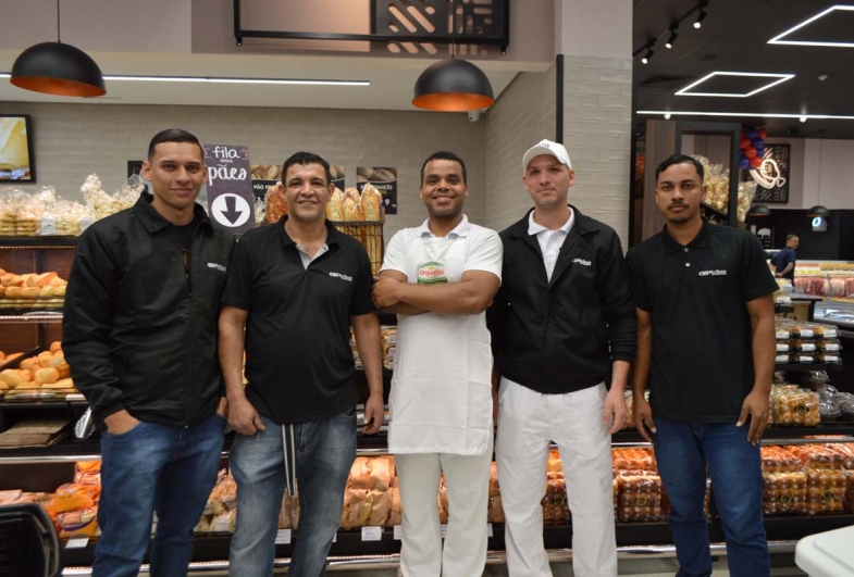 Departamento de hortifruti variado para servir os clientes