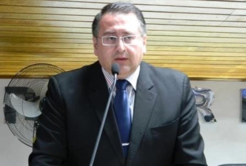 Vereador Roberto Araújo parabeniza secretário Dr. Roslindo Machado