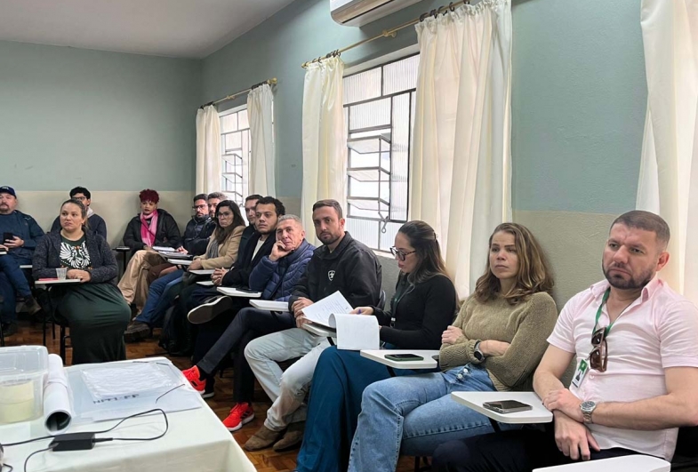 Estiveram presentes representantes do poder público,  organizações da sociedade civil e a comunidade local