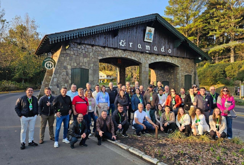 Comitiva no Pórtico de Gramado