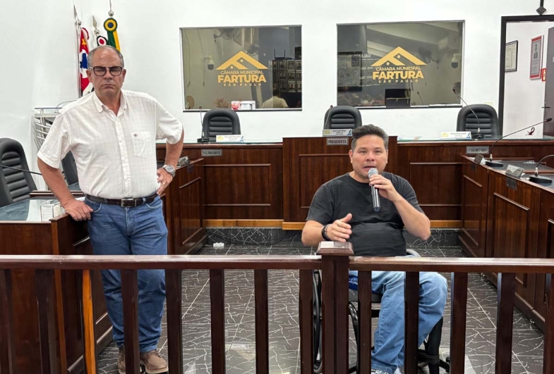 Empresários acompanham apresentação do projeto do Distrito de Serviços durante reunião na Câmara Municipal de Fartura