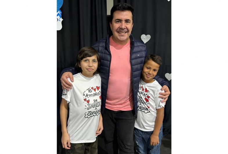 Alunos junto com o  prefeito Cristiano Amorim