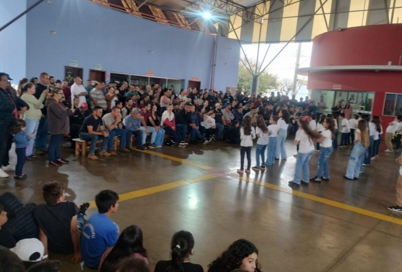 Crianças durante homenagem aos pais na  escola Padre Giovanni Ferretti