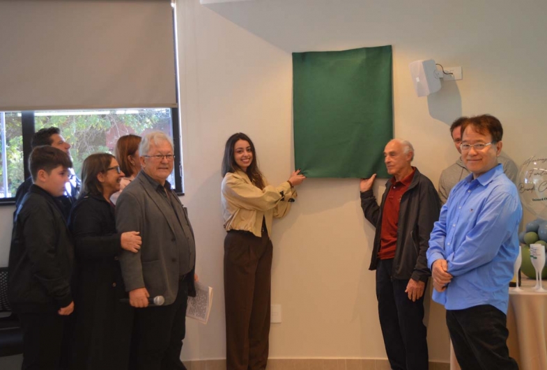 Dra. Ana Carolina, filha do homenageado Dr. Eduardo Carneiro e Dr. Paulo Massud descerraram a placa de inauguração do auditório