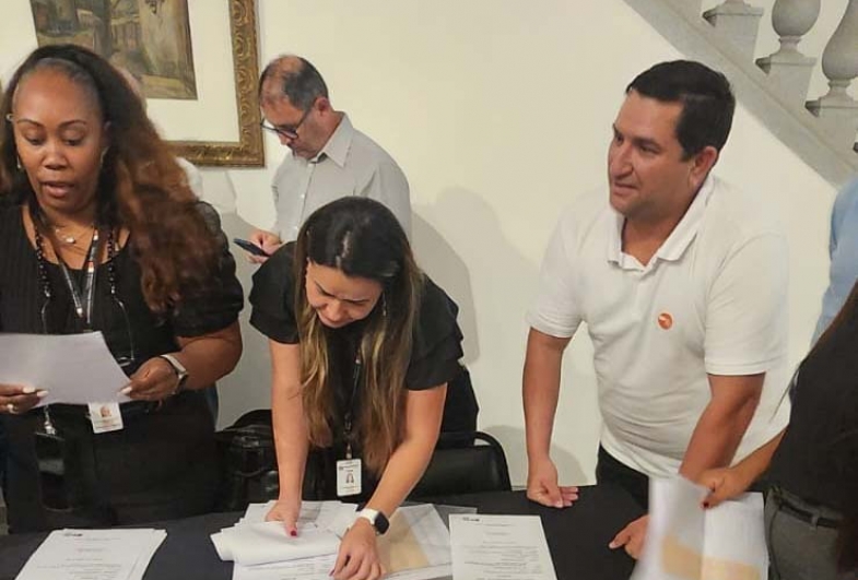 Assinatura da ordem de serviço que autoriza a construção de 130 casas populares em Itaporanga