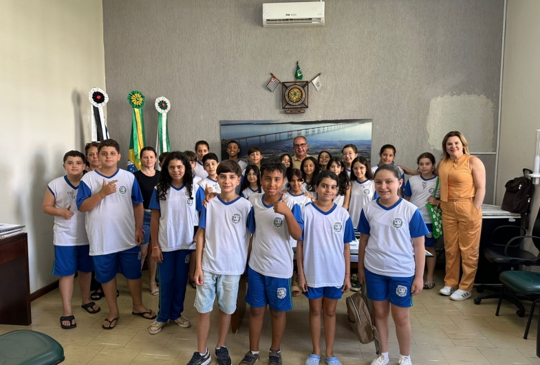 Alunos da EMEF João Batista de Oliveira participam de café e visita às repartições públicas