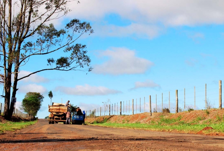 Funcionários da Prefeitura trabalham na operação tapa-buracos emergencial
