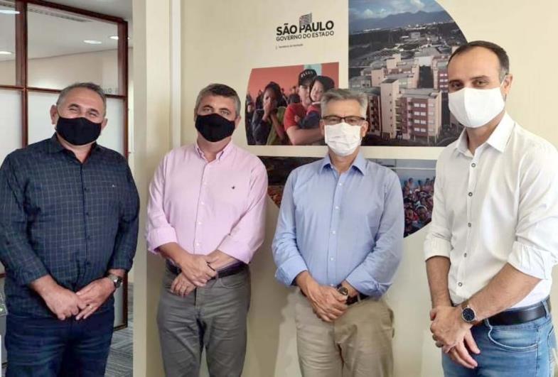 Prefeito Isnar se reúne com assessores  na Secretaria Estadual da Habitação 