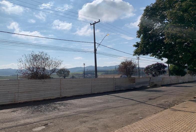Antes do início das obras o complexo era ladeado por muros