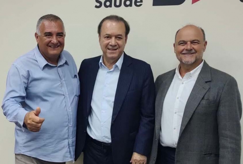 Prefeito João da Tapera, secretário de saúde do estado  de São Paulo, Eleuses Paiva, e Ricardo Madalena