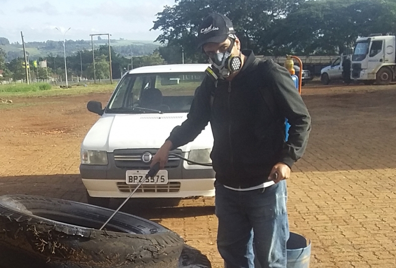 Foram aplicados inseticidas com bombas costais em pontos estratégicos como borracharias, funilarias e barracões de reciclagem