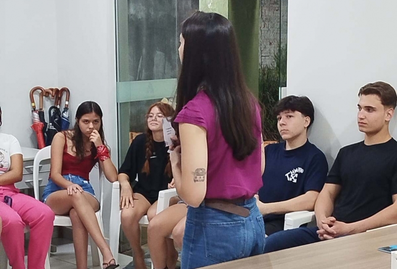 Psicóloga e os adolescentes durante o bate papo