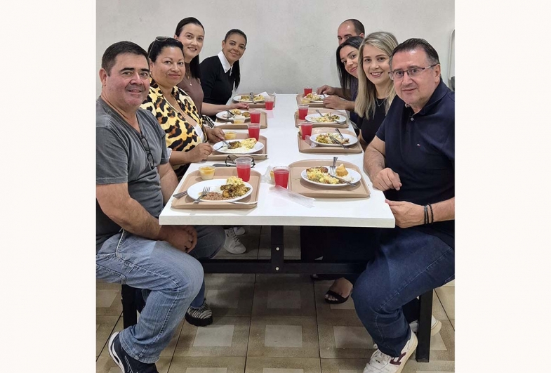 Prefeito com equipe e amigos durante o almoço