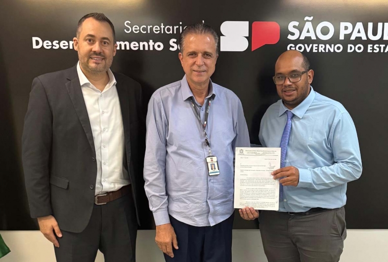 Vereador Juliano Damásio durante visita à  Secretaria de Desenvolvimento Social