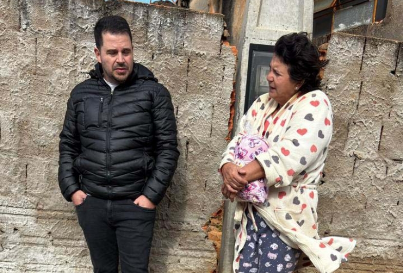 Diego do Nino com moradora do bairro São Bernardo